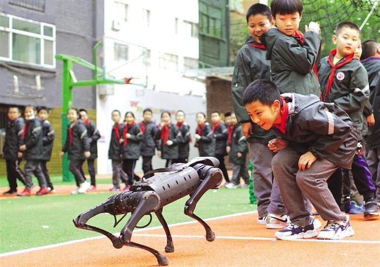 科技活动中的小学生