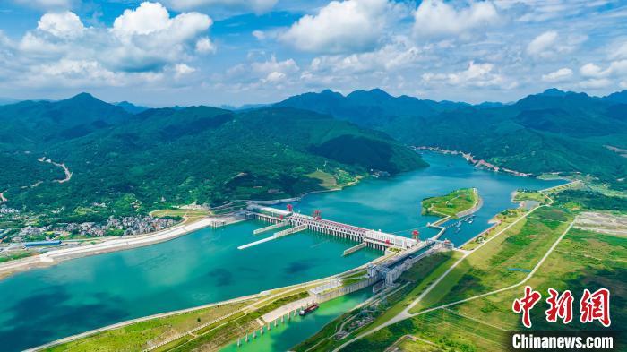 图为航拍广西大藤峡水利枢纽。李昆峰 摄