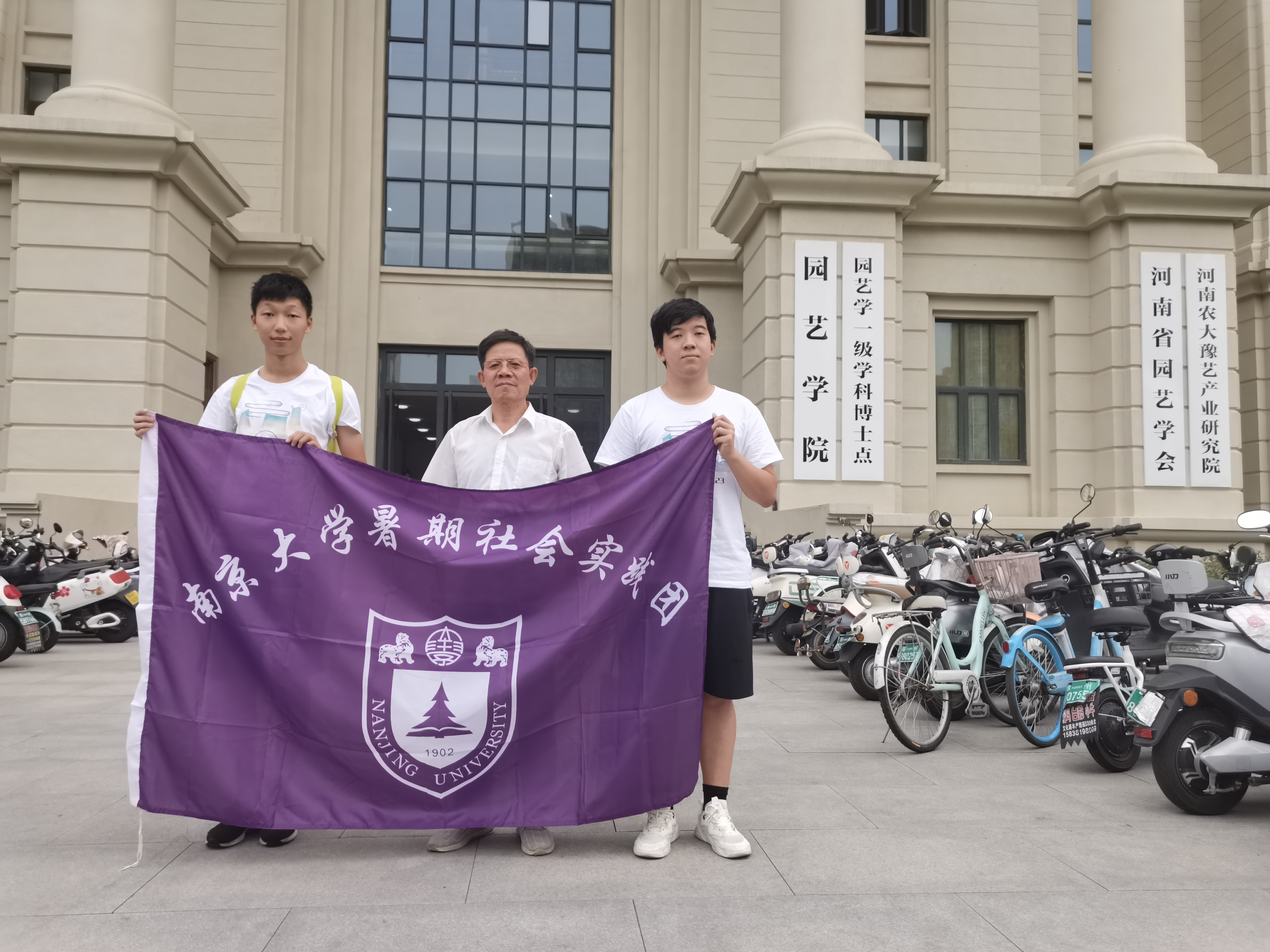 团队成员与河南农大教授吴国良（中）