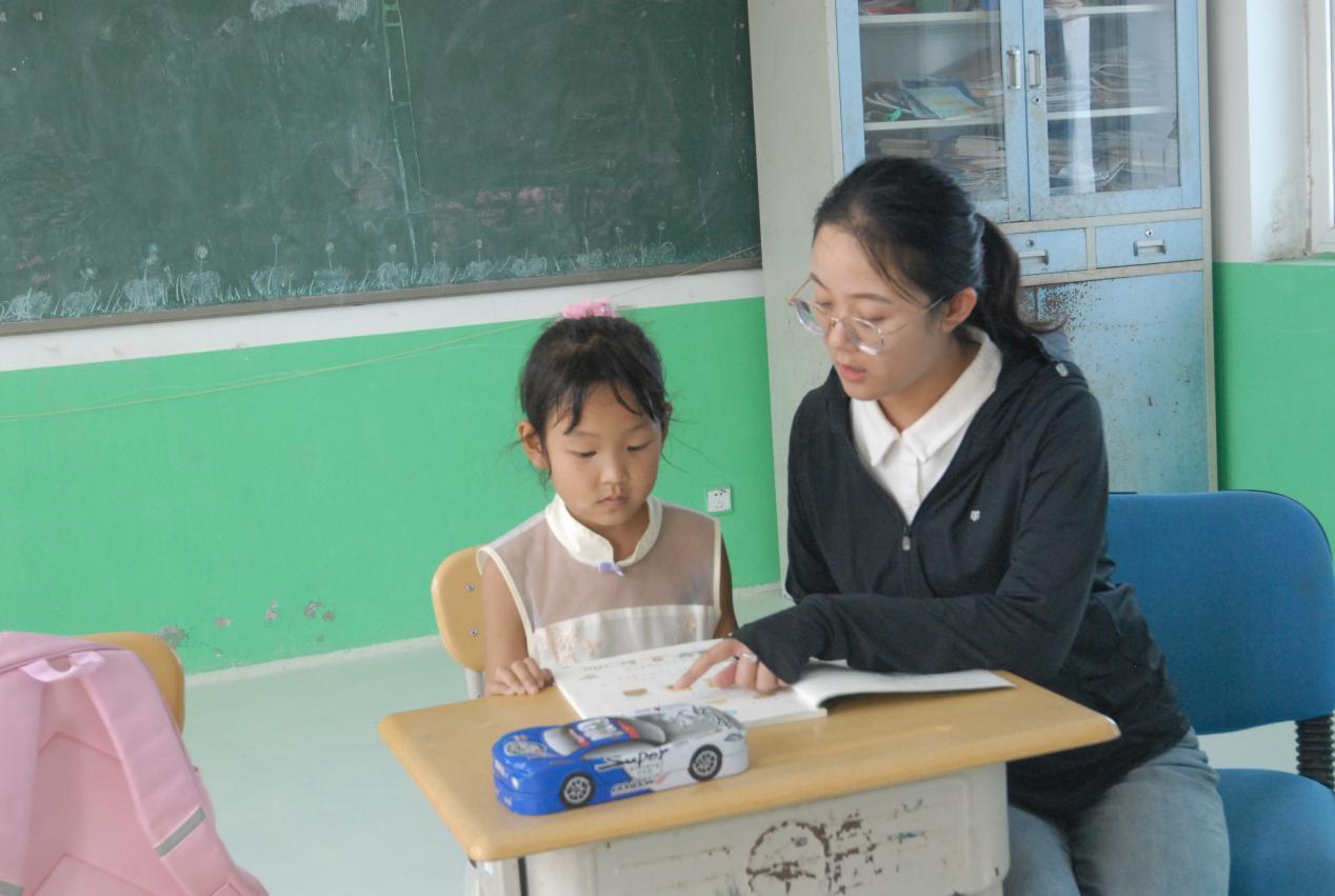 9月7日,山东省青岛市即墨区田横岛小学女教师刘辉辉在一年级教室魏学生辅导语文课。今年一年级共有2名学生,今天另一名学生生病请假没来上课。