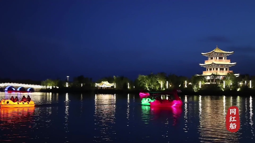 坐网红船夜游肃州天马湖 带你看不一样的美景