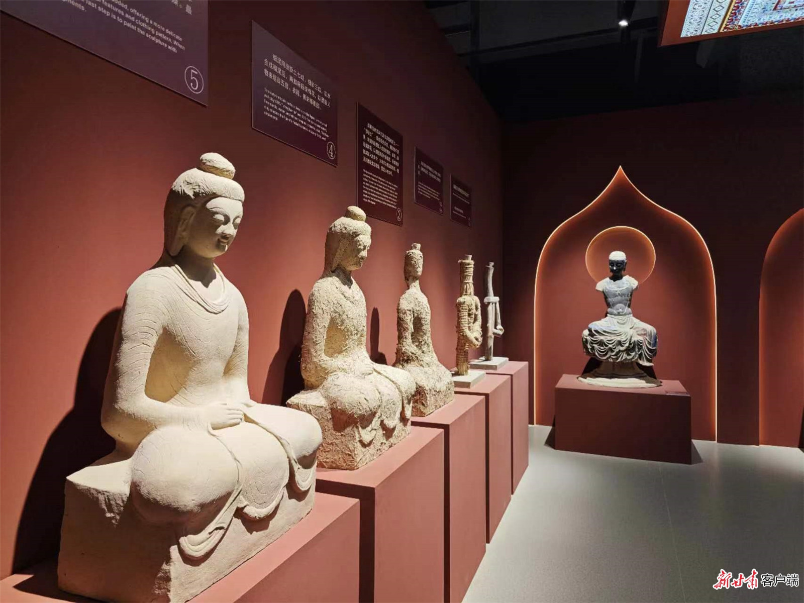 专题展上展示了造像的过程