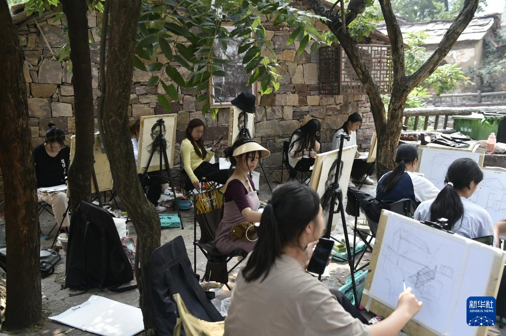 9月5日，学生在林州市石板岩镇高家台村写生。  新华社记者 鲁鹏 摄
