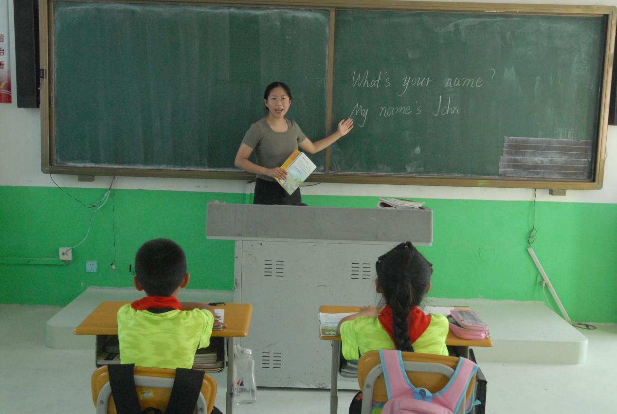9月7日,山东省青岛市即墨区田横岛小学宽阔的三年级教室内,一师二生在上课。