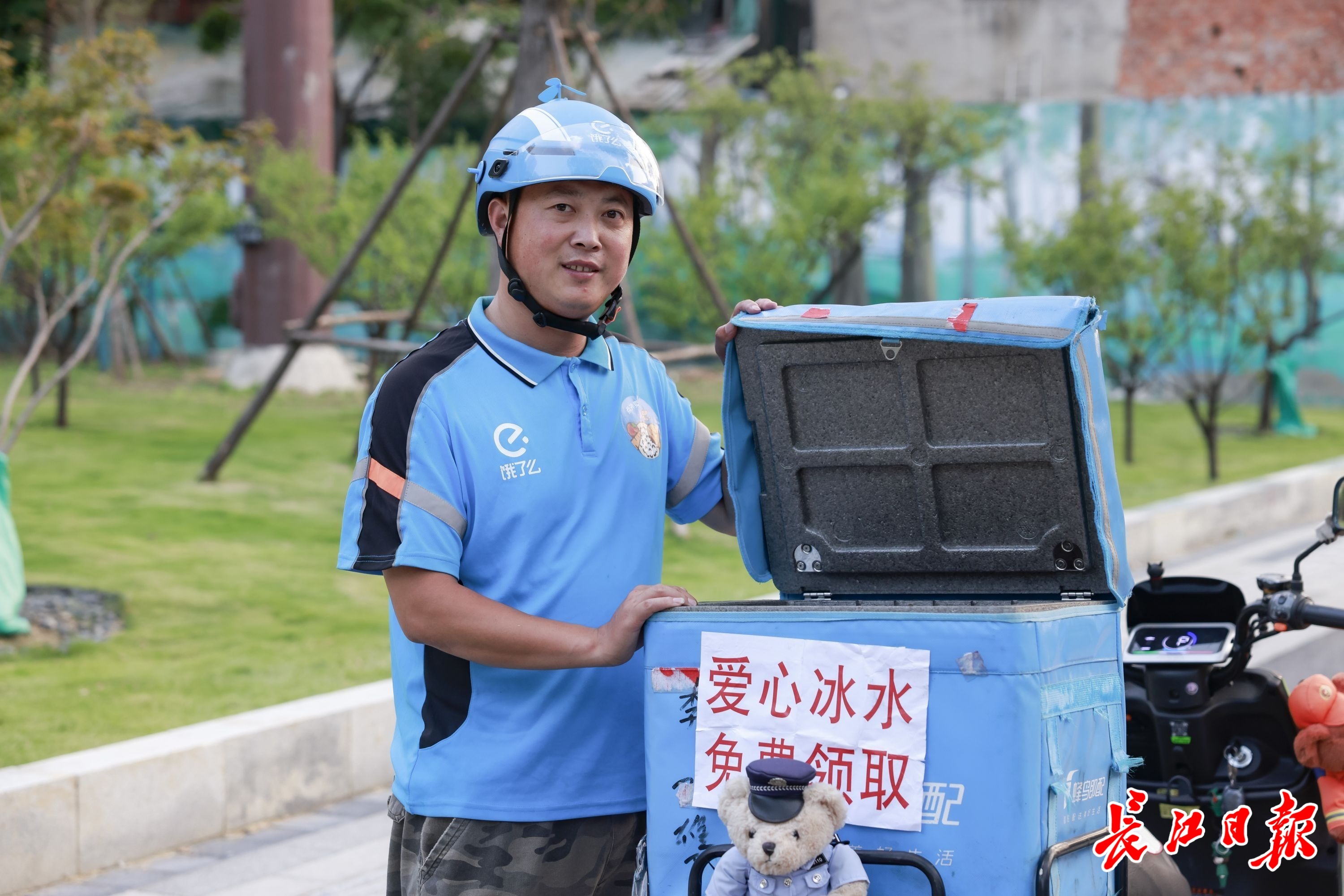 张宝剑在街头免费发放爱心冰水。长江日报记者胡冬冬 摄