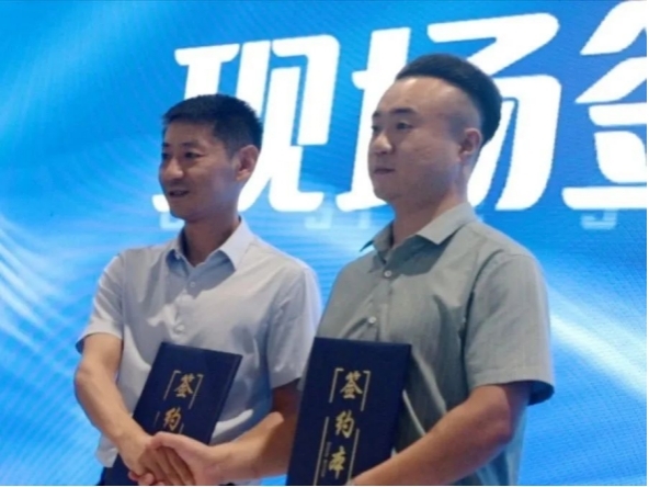 图左为山东人才发展集团才创未来运营中心、山东人才大厦总经理 胡正纲