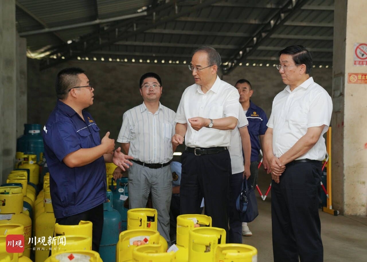 9月5日，省委副书记、省长黄强在彭州市隆丰街道液化气配送中心察看了解罐装液化气储存配送情况。