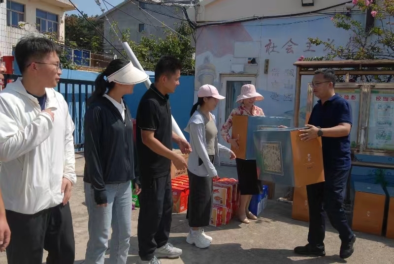 教师节前夕,即墨区“李冬冬学雷锋志愿服务队”的企业家门,纷纷为田横岛小学的老师们捐赠棉被、大米等物资。