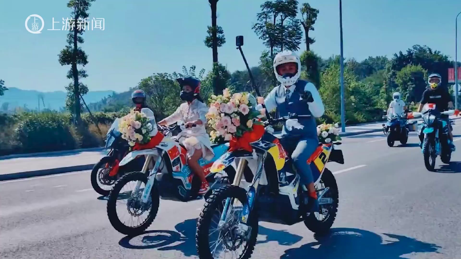 甜蜜！重庆“蝴蝶结”女骑士吴朴慧的摩托车婚礼