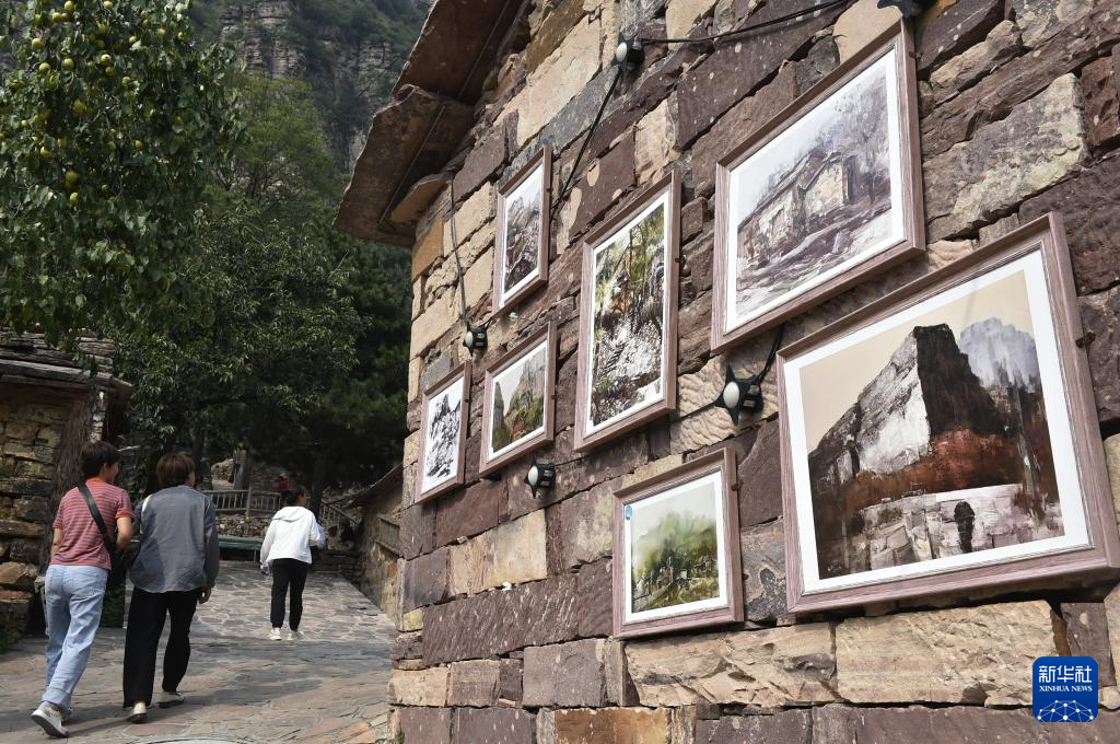 9月5日，游人在林州市石板岩镇高家台村游览。 新华社记者 鲁鹏 摄