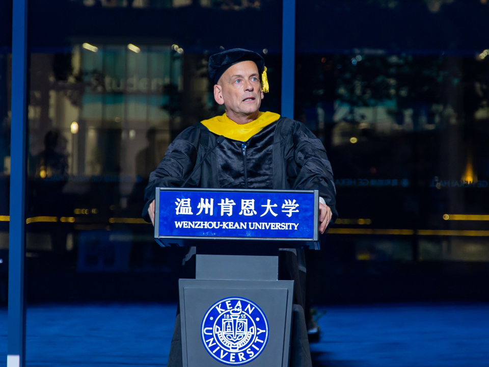 执行副校长安凯瑞(Dr. Cary Anderson)