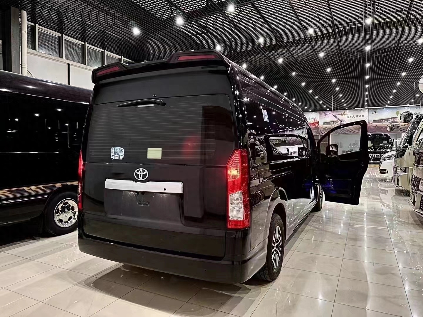 丰田海狮6座到9座,黑色白色外观_凤凰网汽车_凤凰网