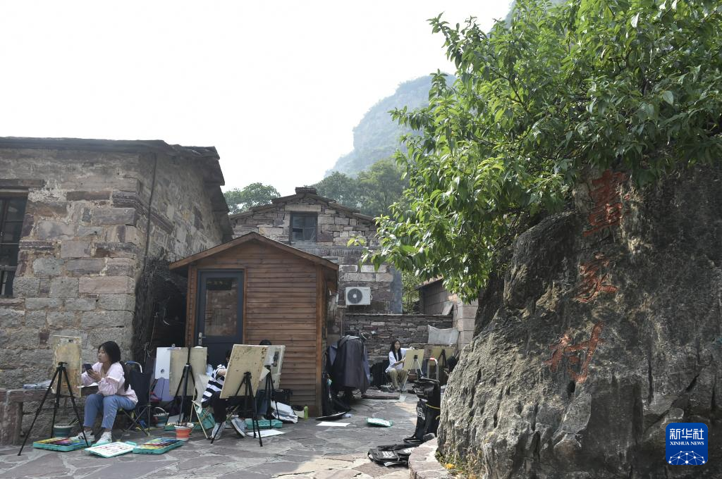 9月5日，学生在林州市石板岩镇高家台村写生。  新华社记者 鲁鹏 摄