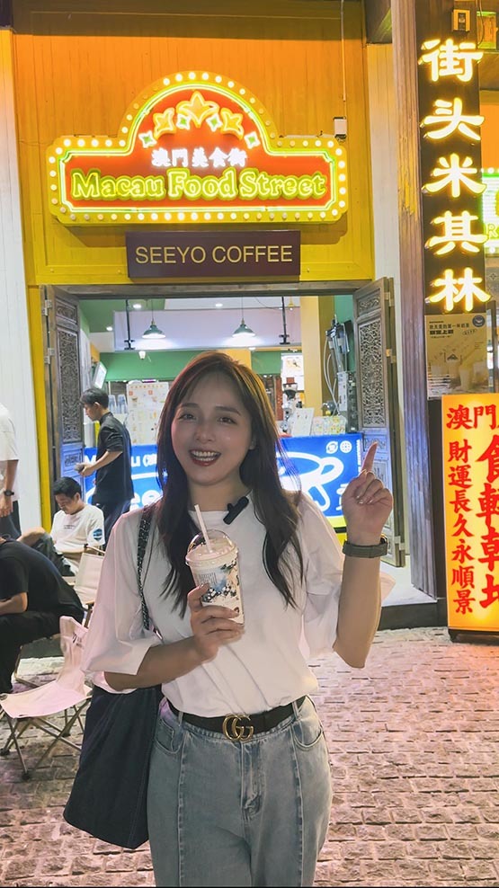 来自澳门的网络达人来到七十二奇楼澳门美食街打卡