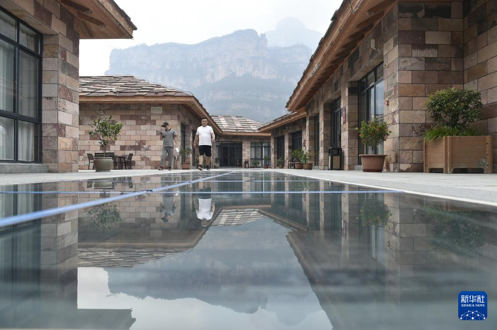 这是9月5日拍摄的林州市石板岩镇一家民宿的院落内景。  新华社记者 鲁鹏 摄