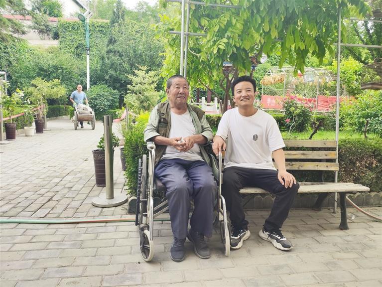 毕福海和老人在一起