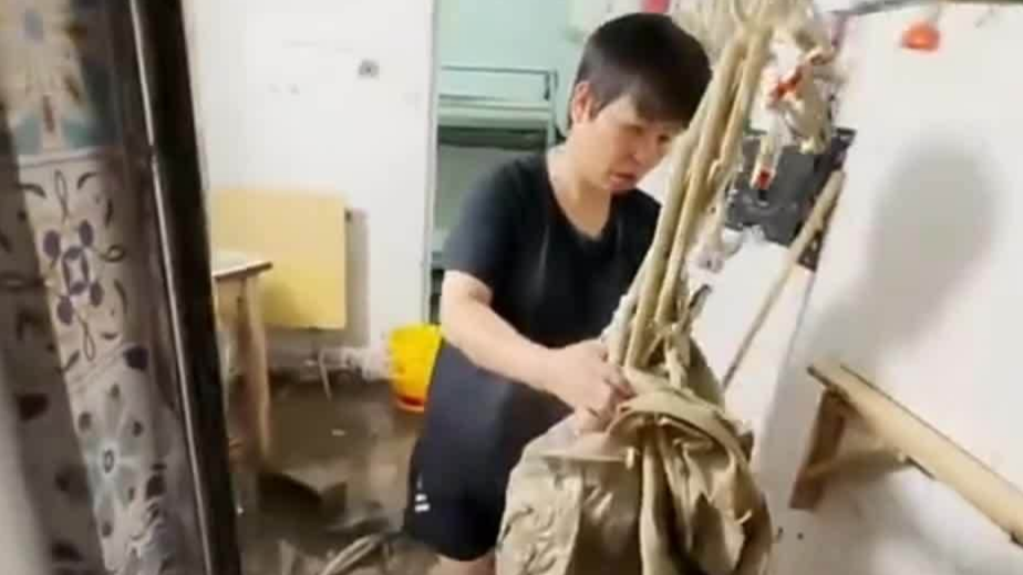 探访暴雨袭港后的“城中村”寮屋灾情_凤凰网视频_凤凰网