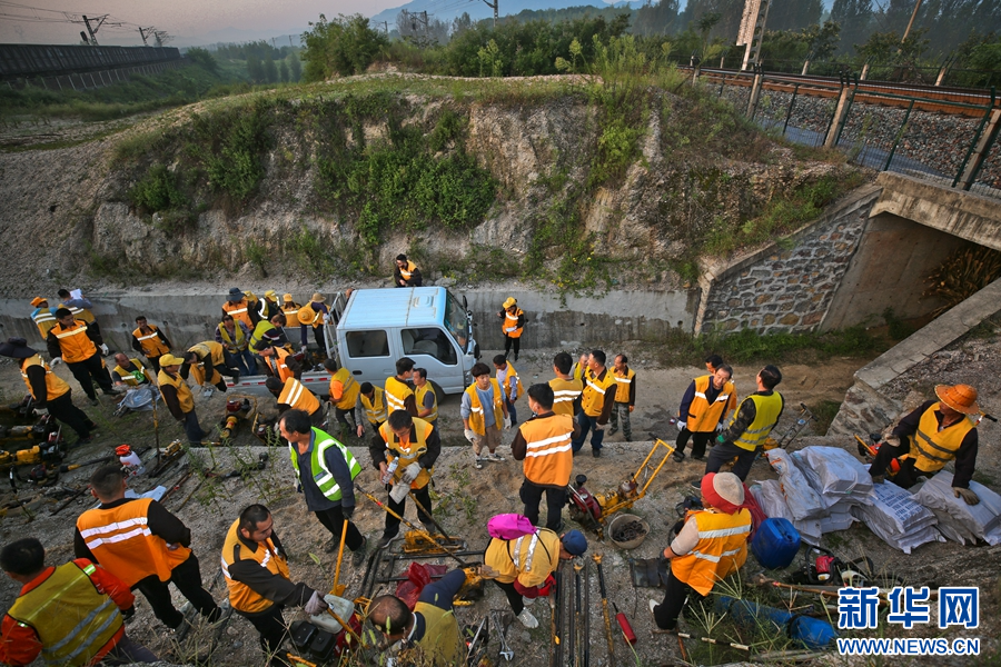 2023年9月4日，南阳工务段铁路职工推送各类机具备品赶赴作业现场。