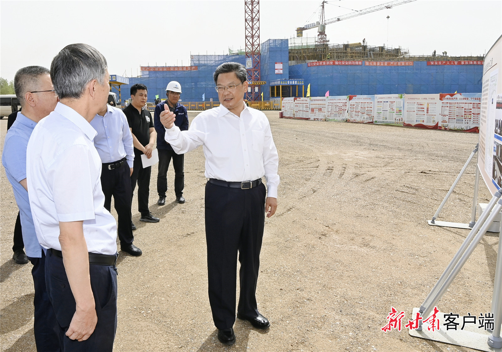 省委副书记、省长任振鹤近日在酒泉市调研并督查重大产业项目建设情况 新甘肃&middot;甘肃日报记者 盛学卿