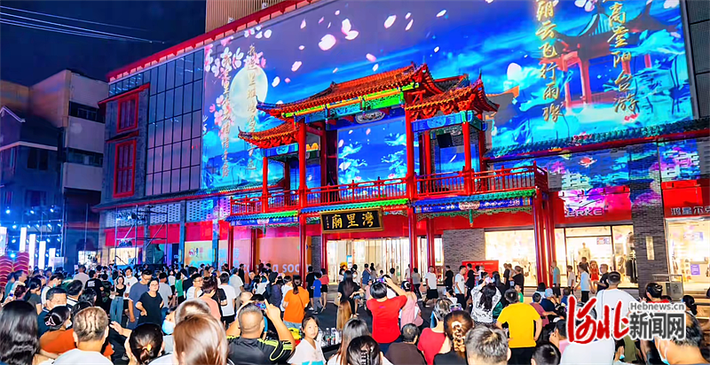 8月7日，游客在石家庄湾里庙步行街拍照留念。 河北日报记者王思达摄