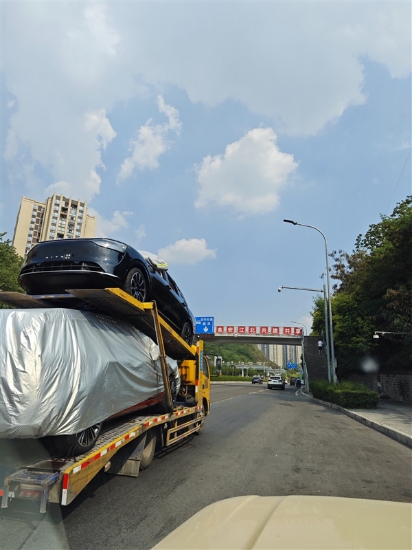 余承东口中1000万以内最好的SUV!问界M9实车曝光:确实大气