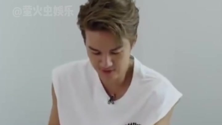 吴克群对萧敬腾唱“恐龙抗狼”，突然玩梗太好笑了