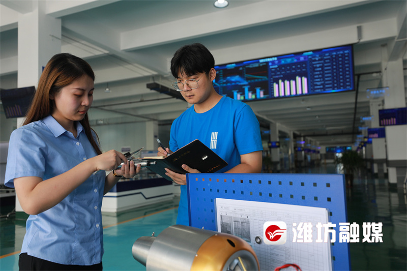 力创科技工作人员正在进行产品设计。