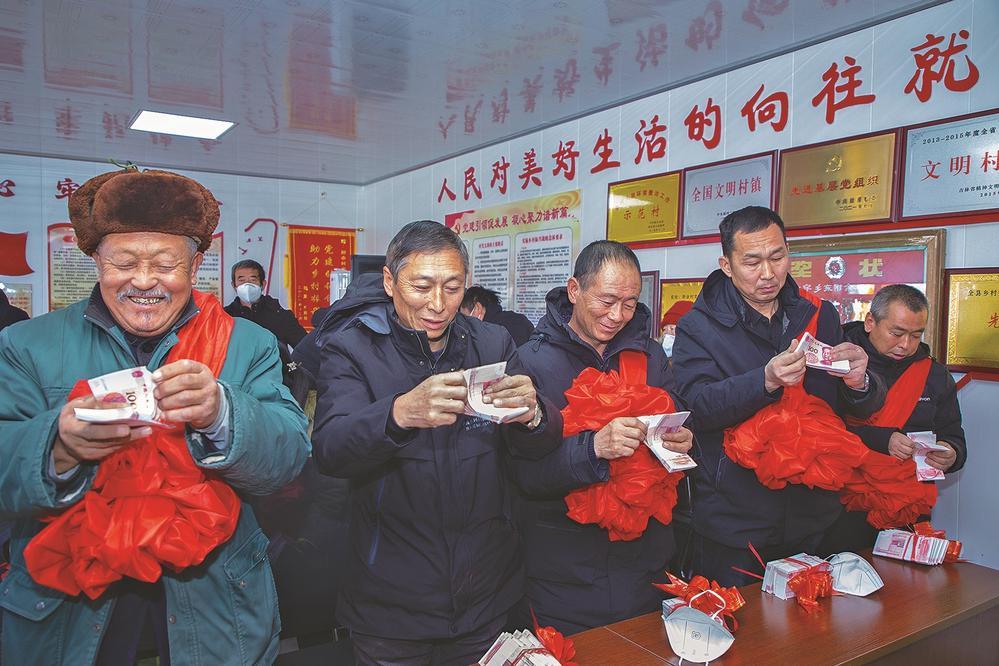 乾安县余字乡附余村党支部领办土地股份合作社分红现场。
