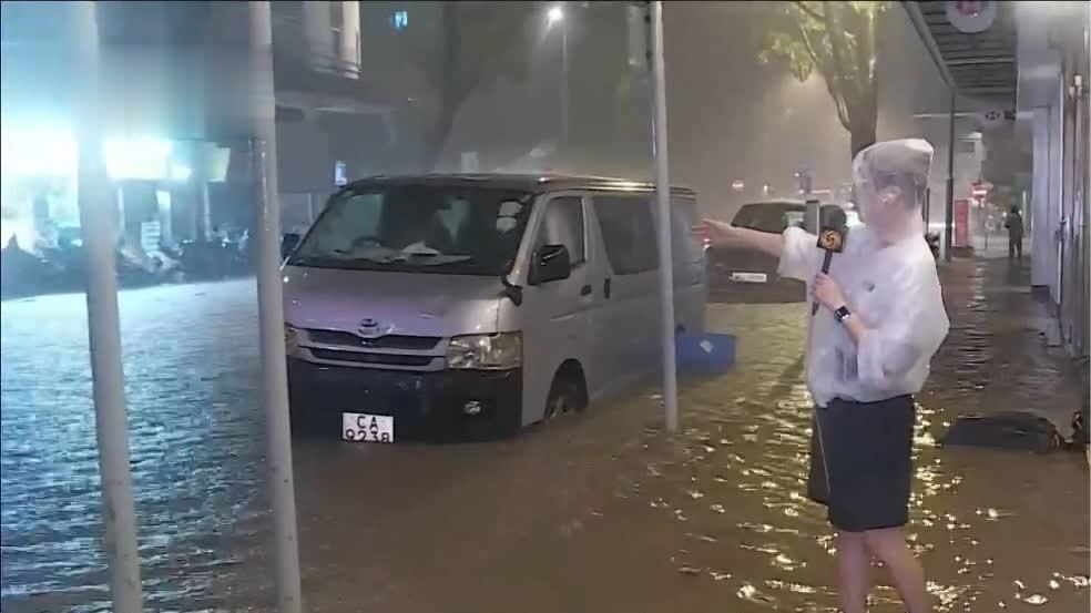 香港湾仔区严重水浸，车辆的1/4高度被积水淹没