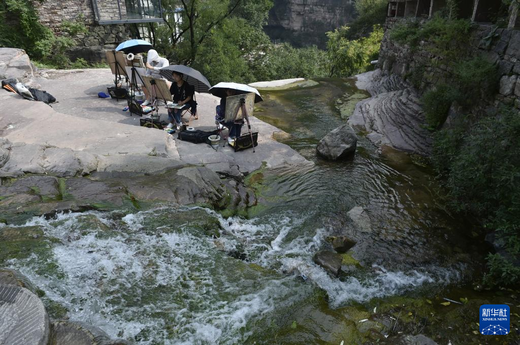 9月5日，学生在林州市石板岩镇高家台村写生。  新华社记者 鲁鹏 摄