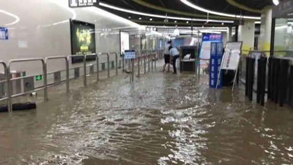 现场视频：暴雨突袭，深圳街道成河、地铁站进水