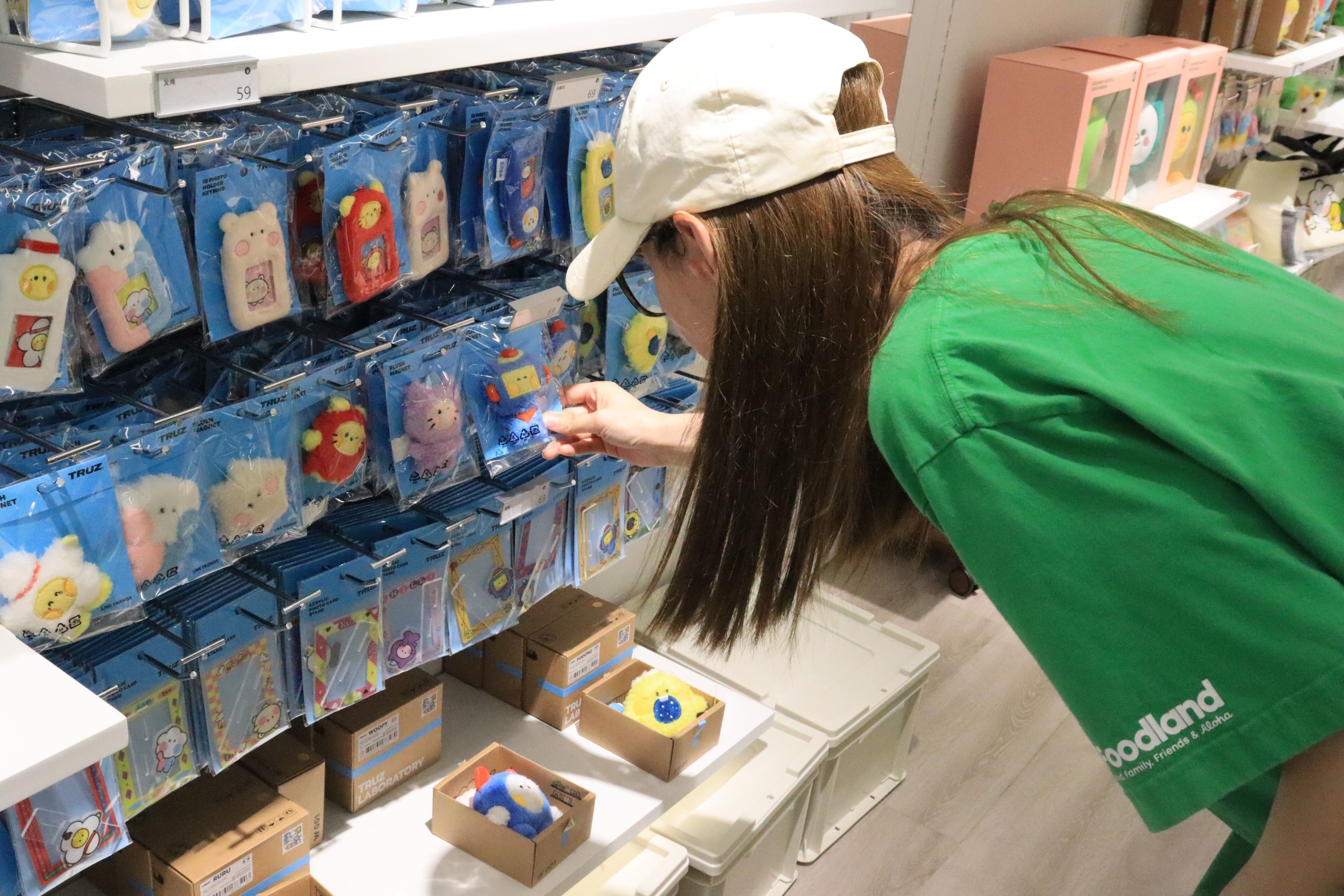 正在店内精心选购的市民。　实习生文华　摄