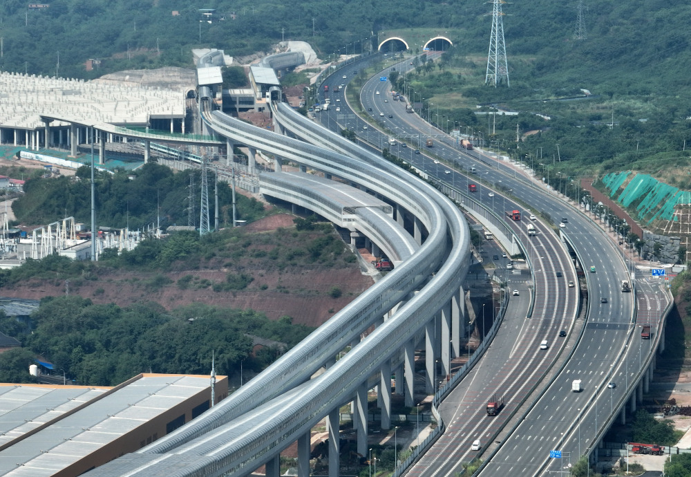 ▲8月22日，重庆轨道交通十八号线伏牛溪站—金鳌山站，蜿蜒11公里的声屏障为列车运行降噪。 罗斌 摄/视觉重庆（资料图）