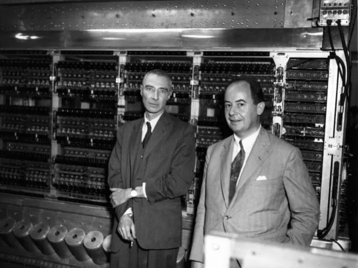 ▲奥本海默和约翰·冯·诺依曼站在 IAS 计算机主机前