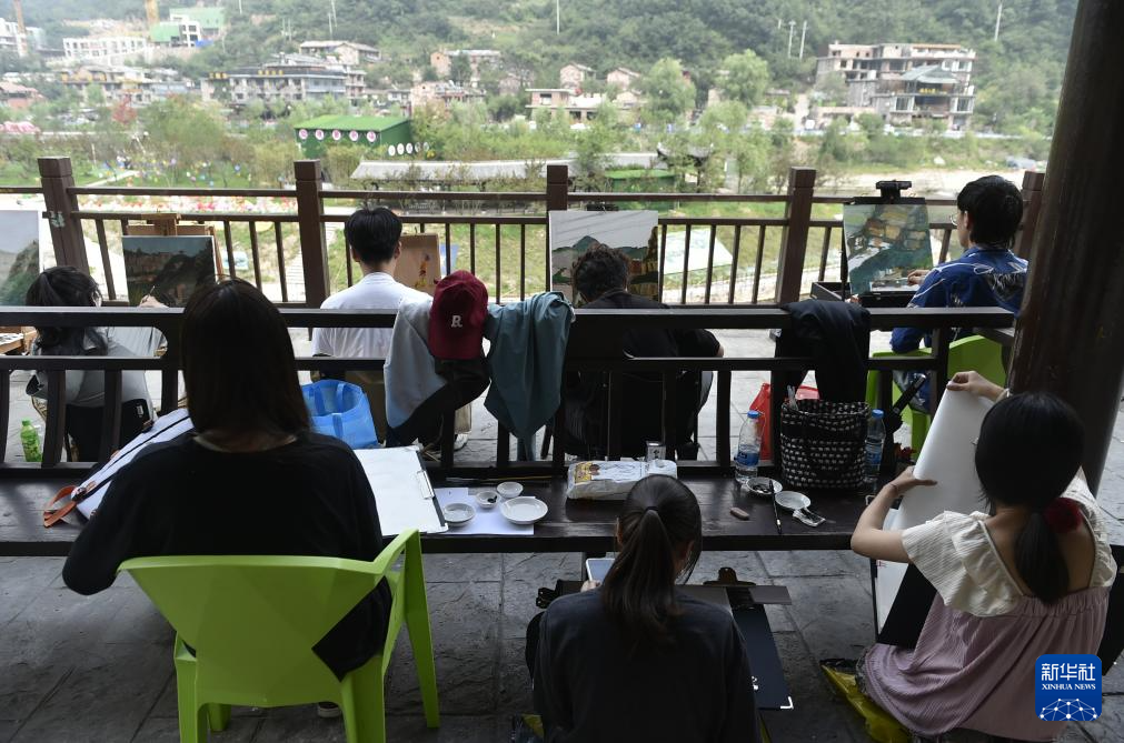 9月5日，学生在林州市石板岩镇写生。  新华社记者 鲁鹏 摄