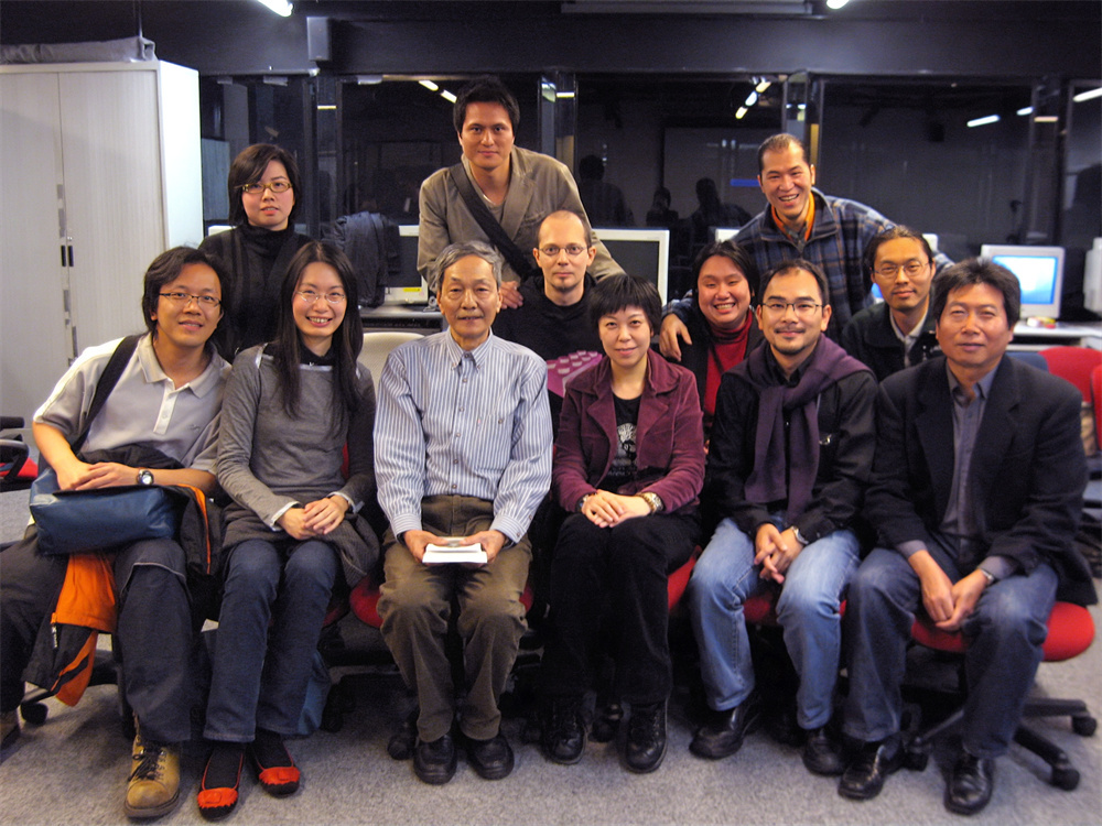 司徒老师（前排左三）、魏时煜（前排左四）与纪录片班的部分同学。