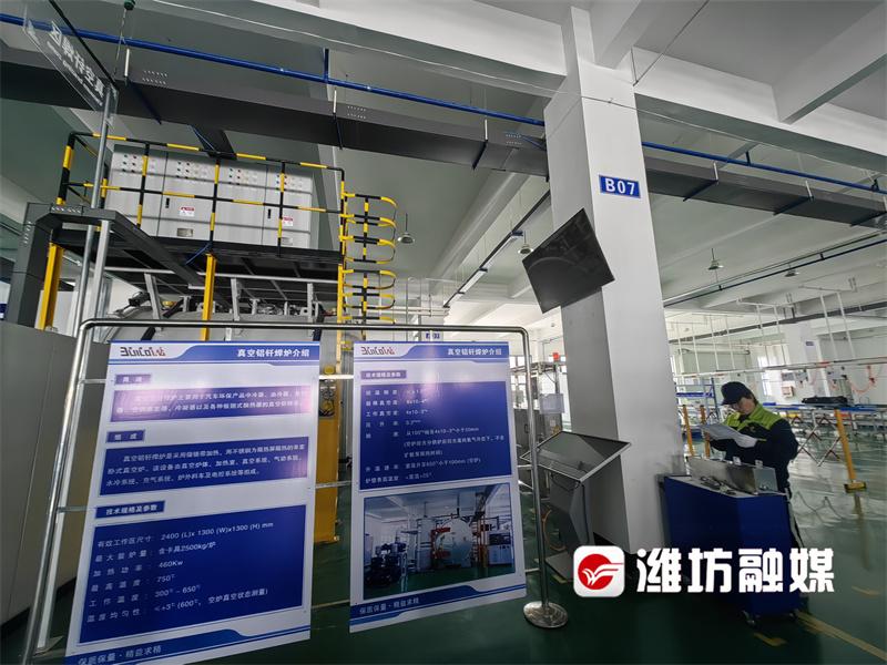 在力创科技的车间里，工作人员正在调试设备。