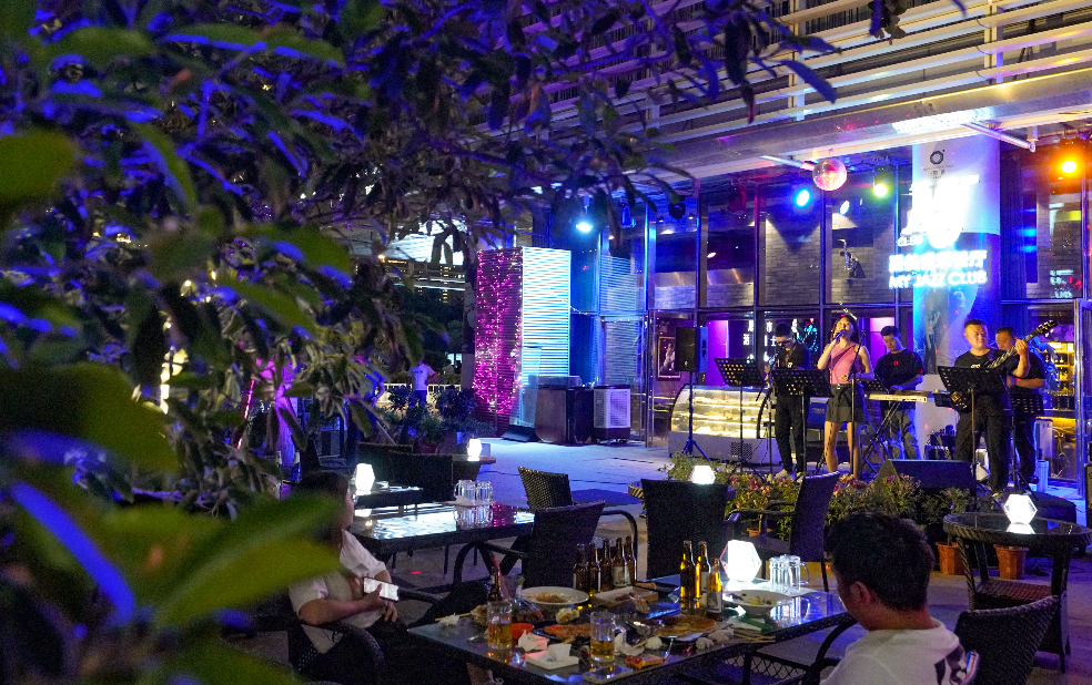 “大玉米”下的音乐餐厅，夜晚吸引着纳凉的市民。 郑报全媒体记者 马健 摄