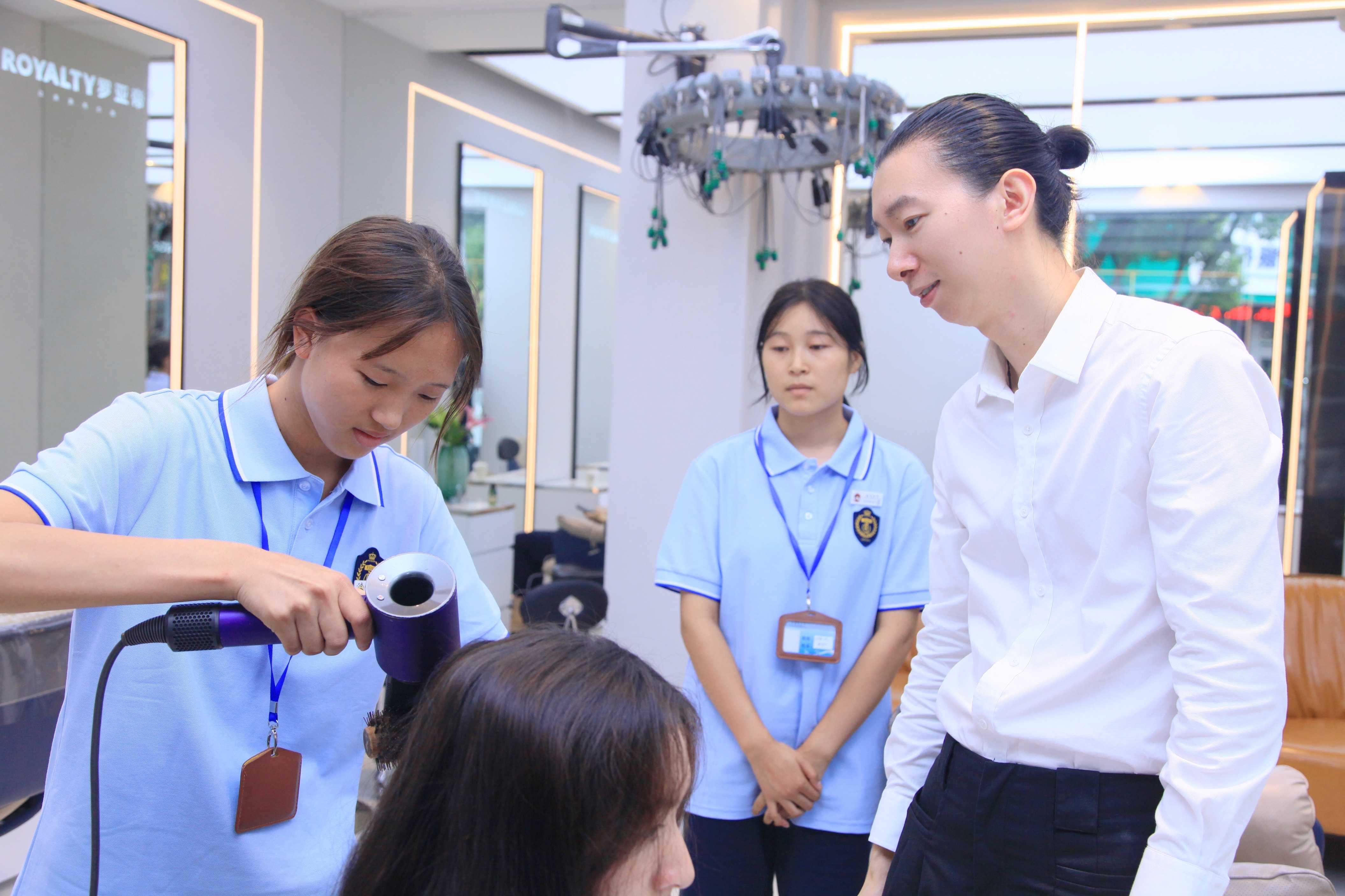 校企育人开新花 师徒同心共成长——甬江职高凉山喜德班开学第一课侧记