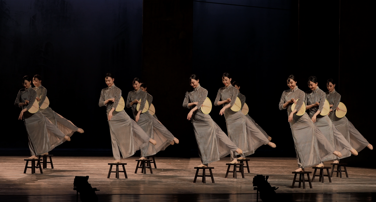 《永不消逝的电波》也展现了许多老上海风情,比如对石库门,弄堂,旗袍