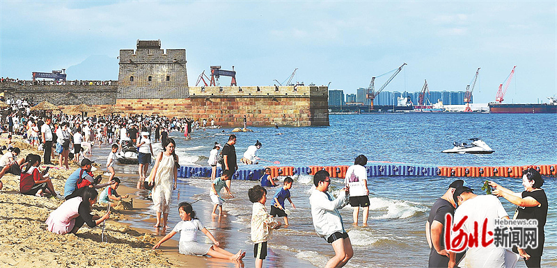 7月15日，游客在秦皇岛山海关老龙头景区沙滩游玩。 河北日报资料片