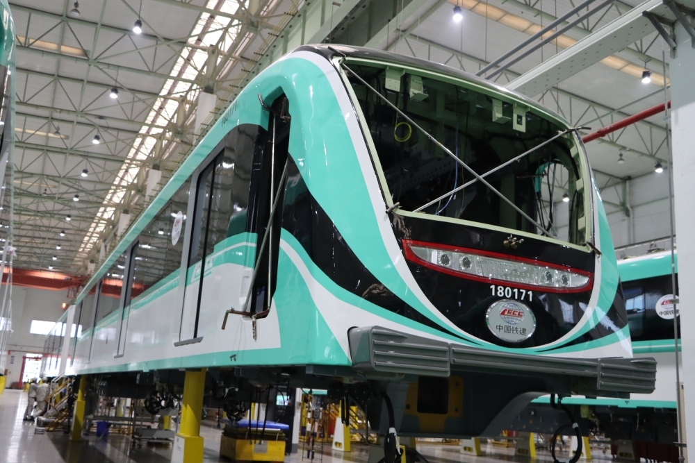 ▲轨道交通18号线首列列车亮相。中国铁建重庆轨道十八号线建设运营有限公司供图