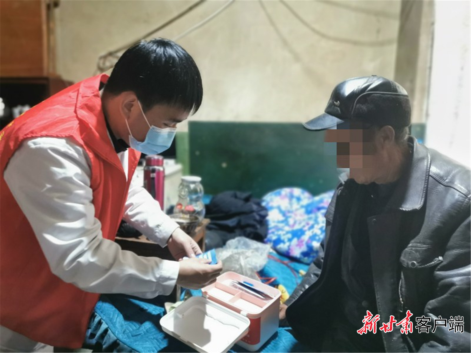 定西市陇西县菜子中心卫生院副院长锁亚运在群众家中开展慢病指导工作