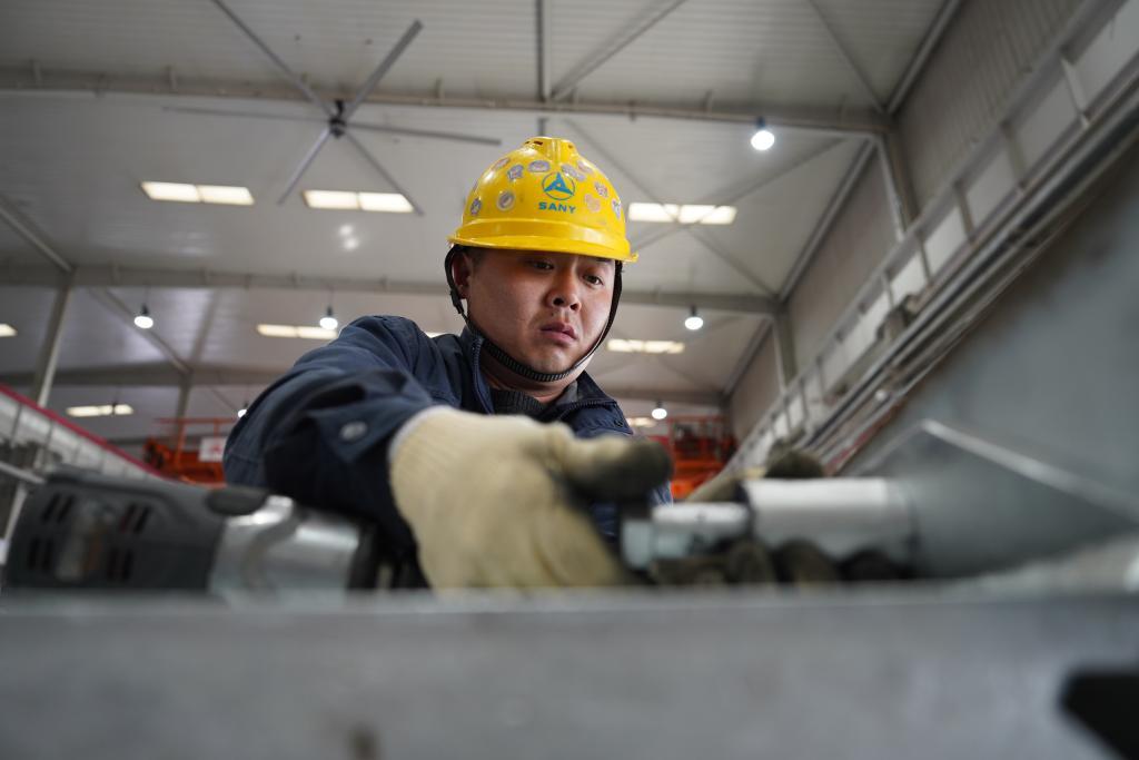 通榆县三一风电装备技术有限责任公司的车间内工人在生产。新华社记者姜明明　摄