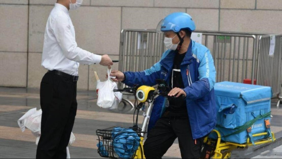 送外卖的大学老师：骑手的收入在逐年下降 平台对骑手的束缚更精准了