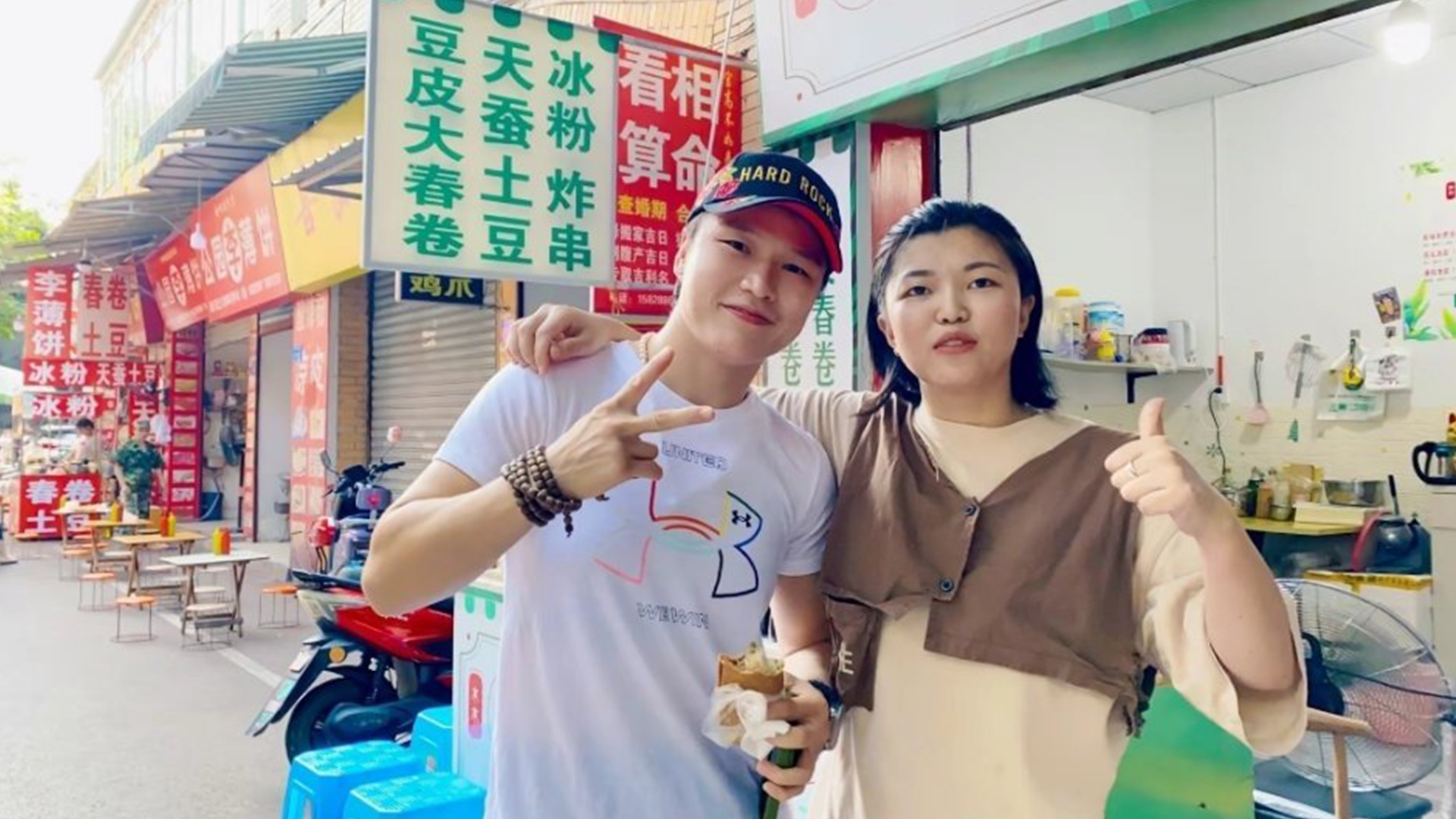 张伟丽逛小吃街被店主认出，瞬间社恐：“张伟丽没我长得好看”