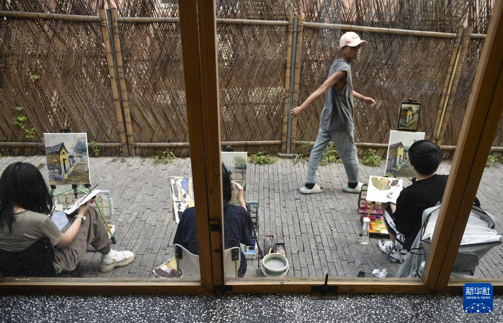 9月5日，学生在林州市石板岩镇写生。  新华社记者 鲁鹏 摄