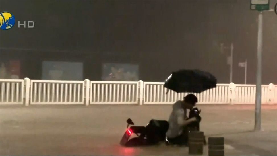 凤凰直击|深圳连夜暴雨市民通宵难归家,开车犹如开船_凤凰网视频_凤凰网