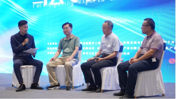 山东>新闻资讯>城市>正文>右一为北京大学元培学院客座教授,青年创业