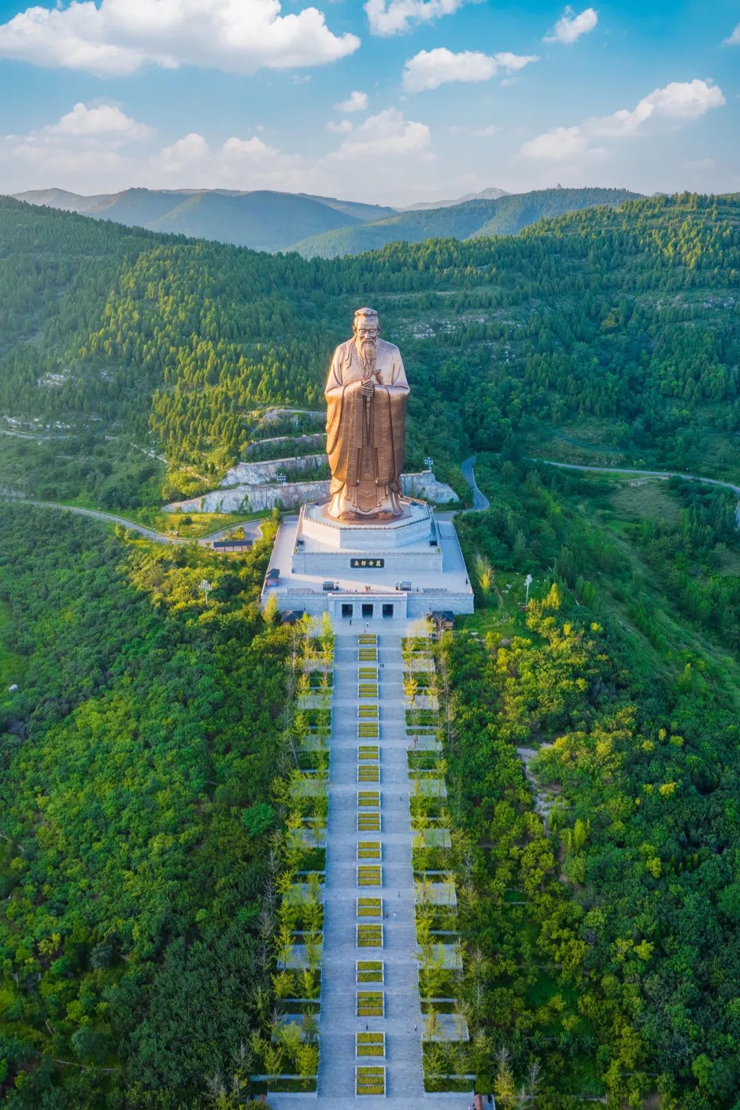 尼山圣境巨型孔子雕塑 图/TO旅行记